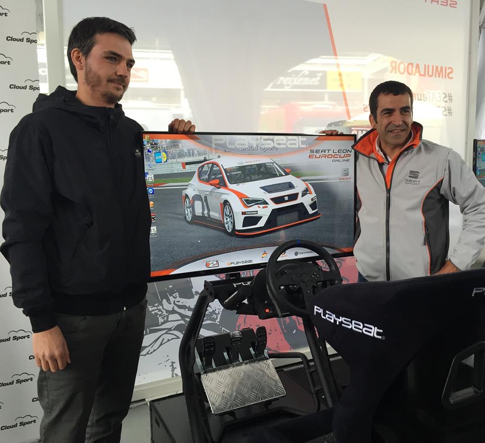 Cupraracing's tweet photo. Cómo nos divertimos con los simuladores #SEAT #EurocupOnline en @Circuitcat_es. El ganador del reto contra @jordigene9 fue Ferran Muñoz. 🔝🏆 https://t.co/eq2ahPJKGM