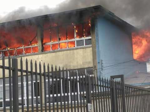4riosvald's tweet photo. Incendio moviliza a todo el personal de @cbvaldiviacl para controlar emergencia en escuela Luis Moll Briones en calle bueras #valdiviacl https://t.co/47Z2FX8wNm