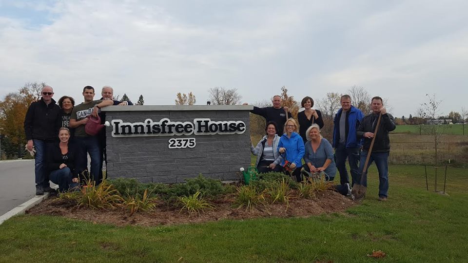 A big thank you to #RoyalLePage for planting 350 tulips, 
 #residents will enjoy the cherry red tulips in the spring!
#team work!