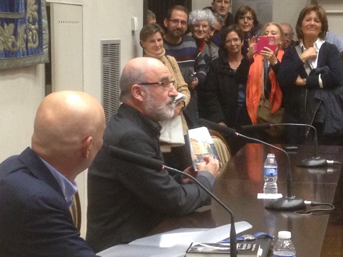 "En #Zaragoza pasé los mejores tres años de mi vida" <a href="/FernandoArambur/">Fernando Aramburu</a> señala la casa donde vivió en dibujo de <a href="/ClaraMartaZgz/">Revueltacuadernos</a>