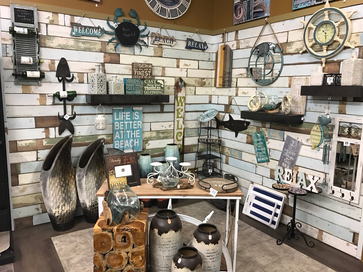 FlooringRegency's tweet photo. Looking for Christmas gifts? Come check out our home decor in Sylvan Lake next to Tim Hortons! #SylvanLake #Home #Decor #Flooring https://t.co/hnuGNqH498