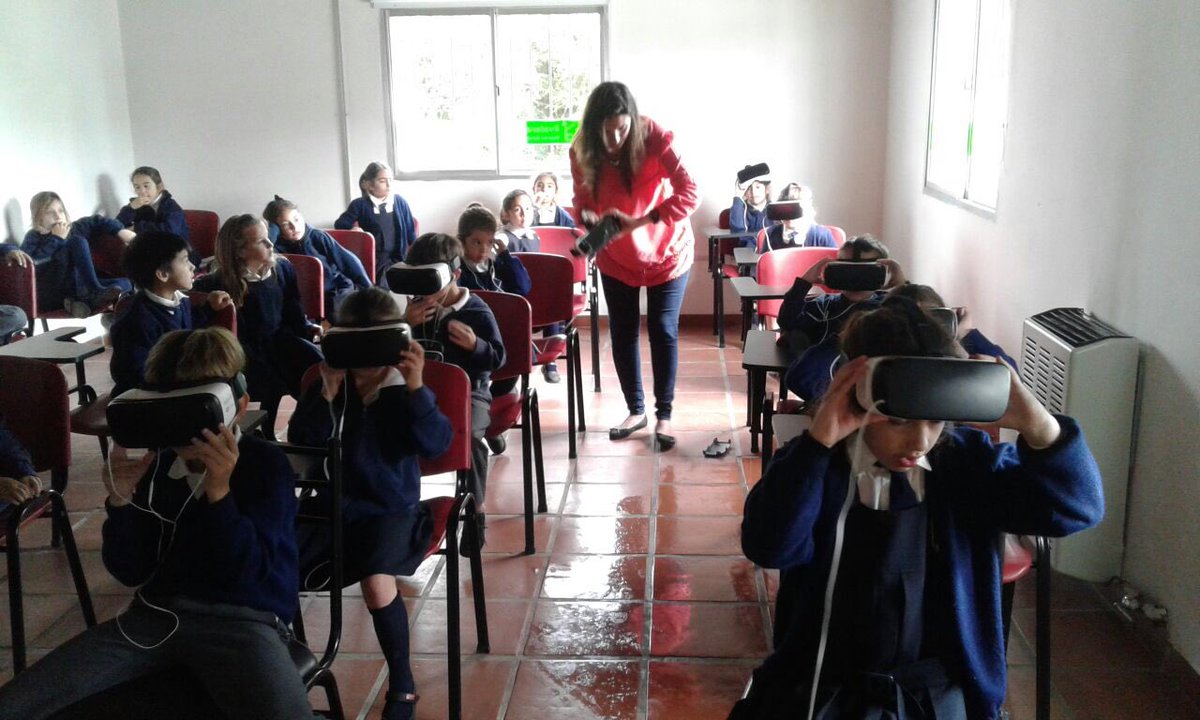 Zaal_86265's tweet image. Alumnos de 1 año de Instituto América visitan Casa RED. Gracias por su visita! #RedVirtual @Munirivadavia1 @edgaralarconm @JUReynoso
