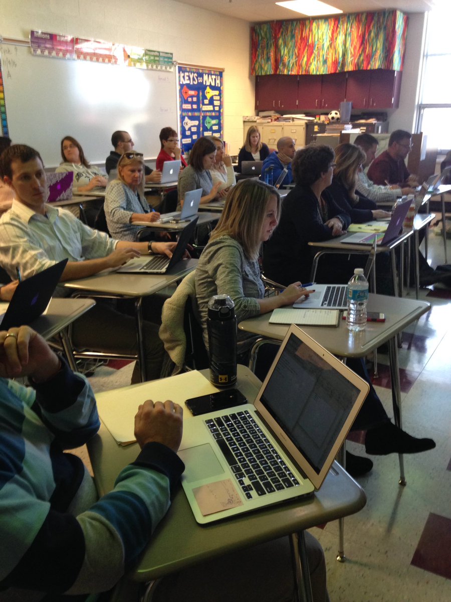 dquinn1227's tweet photo. Mac Attack is packed! Scott's tips and tricks making productivity soar. #KASDCHAT @KutztownASD https://t.co/aurcPBlibS
