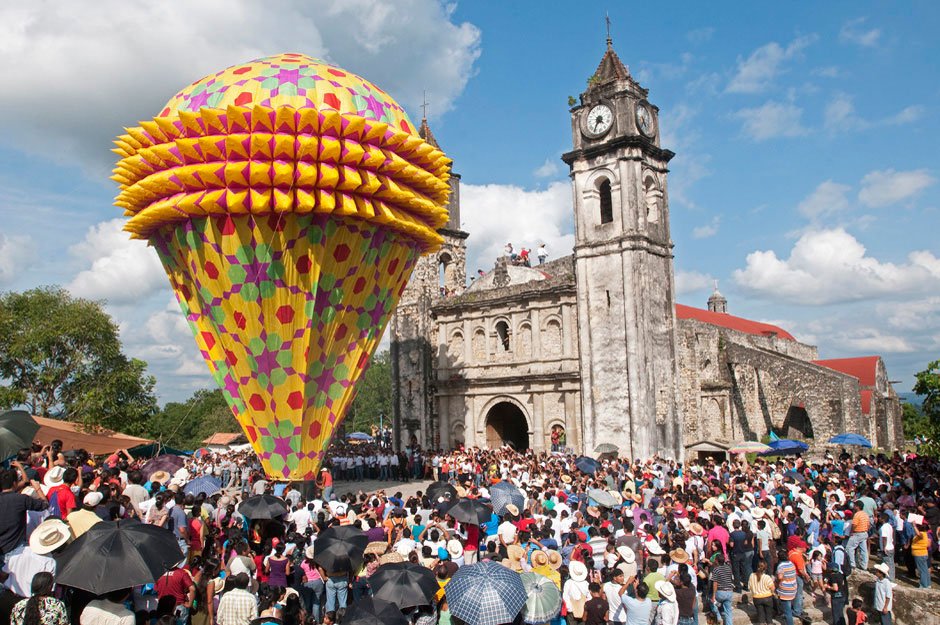 VeracruzTurismo's tweet photo. ¿Sin planes para el #FinDe?
Lánzate al Festival Internacional de Globos de Papel de Zozocolco #Veracruz en el corazón del #Totonacapan. https://t.co/E4KO3VfGZZ