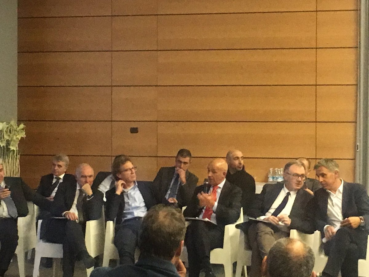 EaloraClaudio's tweet photo. #tiziano #mellarini su #turismo #garda #unico #confcommercio #workshop #rivafierecongressi https://t.co/9EGmTl8Kt5