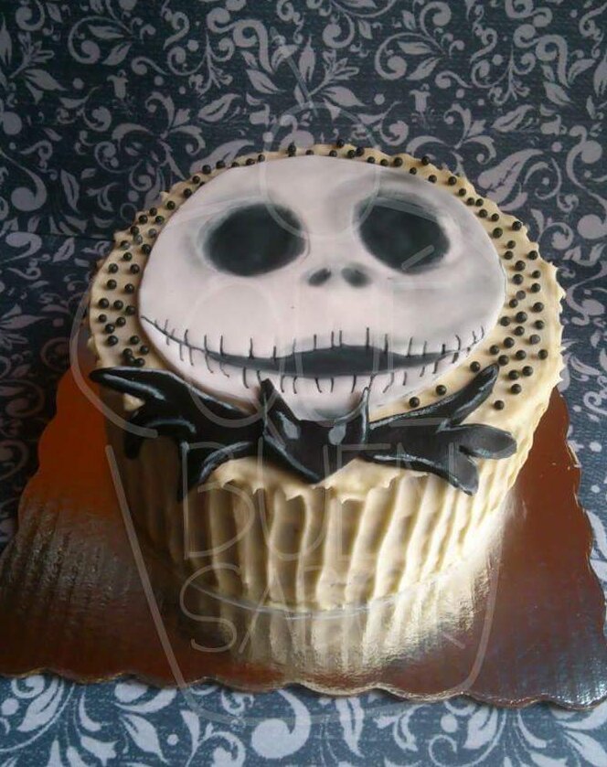 El Rey del #Halloween listo para celebrar. Pastel red velvet con decoración hecha a mano. <a href="/doctor_beltran/">Doctor Beltrán 🇲🇽</a>, he aquí.