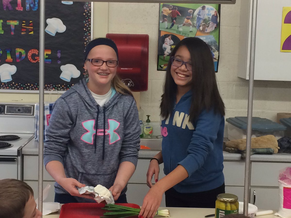 delbridgedish's tweet photo. Onion and pickle wraps...so good!!! #mountienatio 2016 #kmsmounties #fcspresentations https://t.co/4zBRiu6wZP