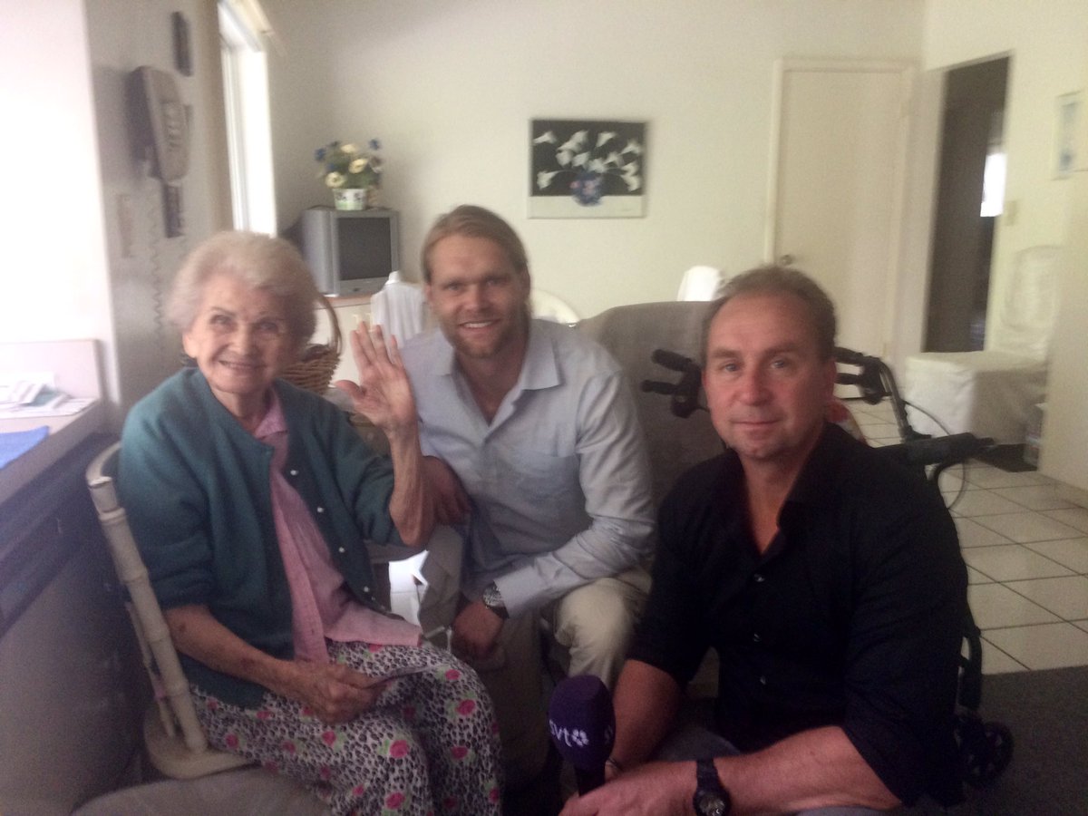 92åriga Isabelle är påväg till vallokalen för att lägga sin röst på Hillary Clinton Se Isabelle i Rapport 
#usavalet