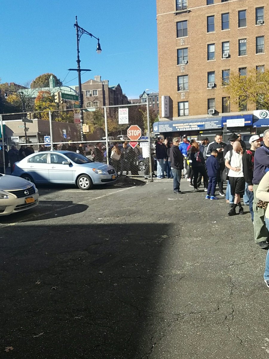 choco426's tweet image. Only one machine working 2 hour wait. #ElectionDay #noexcuses