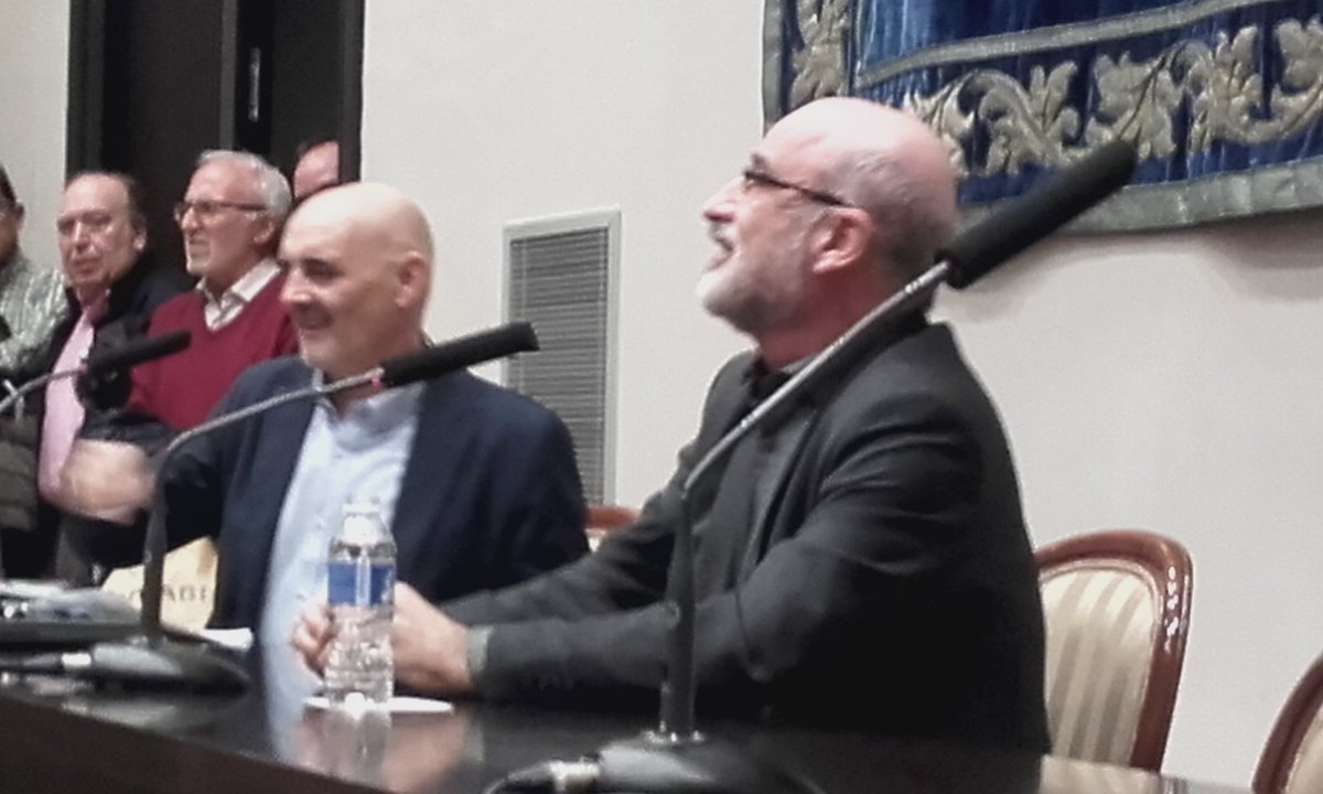 <a href="/FernandoArambur/">Fernando Aramburu</a>  <a href="/unizar/">Universidad Zaragoza</a> recuerda su época de estudiante acompañado de Miguel Mena en #Paraninfo y presenta #patria <a href="/Portadoresuenos/">Eva Cosculluela</a>