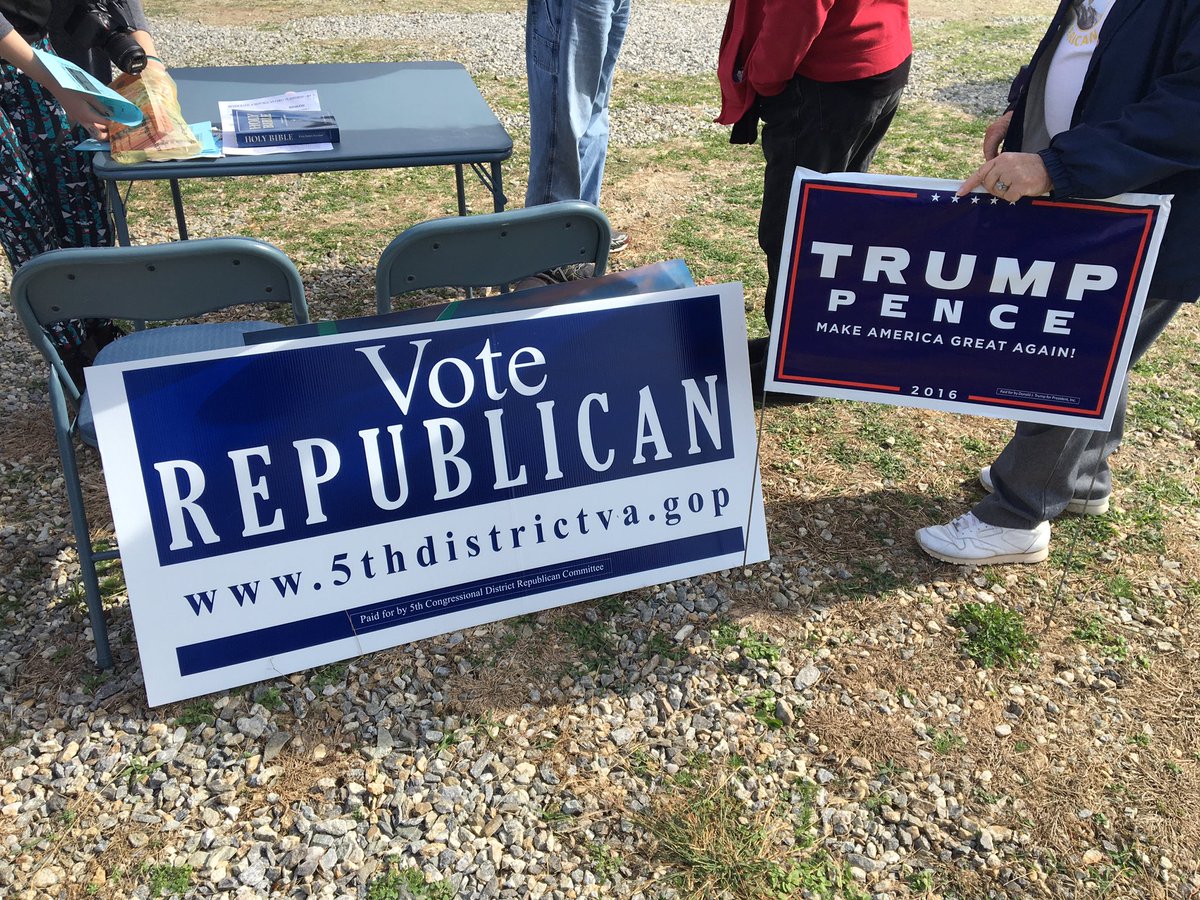 paytonac96's tweet photo. Signs for local and national candidates quite visible at #pollingPlace601 #LUOTCT #ElectionDay https://t.co/6mI3vAbpY9