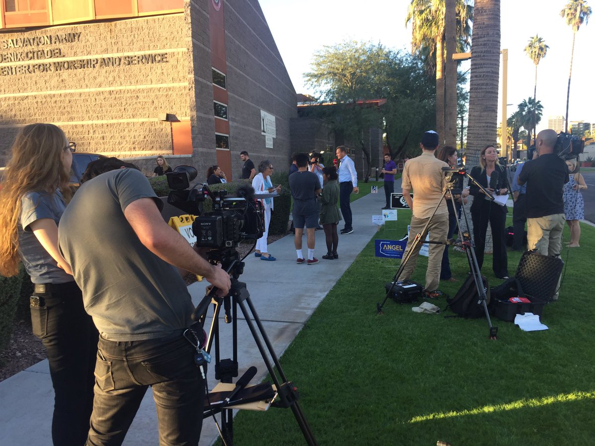 In Downtown Phoenix hat's auch zwei Stunden vor Schluss der Wahllokale noch mehr Journalisten als Wähler. #USElection2016