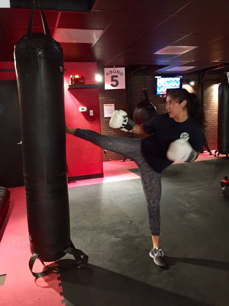 9RoundSanDiego's tweet photo. Kick’em high Taylor! Look at that #strength! #9Roundsd #girlswhobox #roundkicks #sdfitness #actionshot #punchingbag #nutrition #myzone https://t.co/qaaXs1cMkm