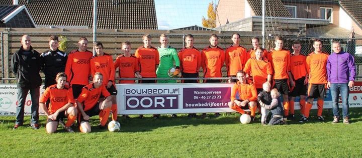VVOranjeZwart's tweet image. Sponsor @BouwbedrijfOort steekt @vvoranjezwart2 in een nieuw tenue! #top!