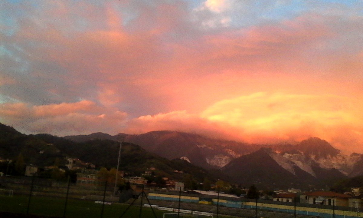 stefaniagirome2's tweet photo. @albegiorvalanga 

Tramonto sulle cave e le Alpi Apuane
(dom 06.11.2016) https://t.co/MIac6QJ7bC