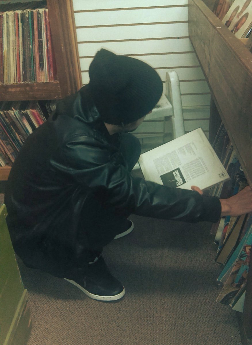 MemoryCodeMusic's tweet image. digging.  yes i voted too-  no gems on the ballot but i found a lot in the crates!! #MemoryCodeMusic