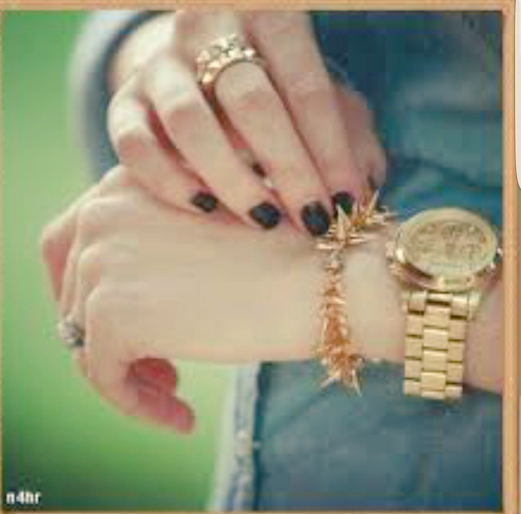 واختلفنا من يجي للثاني اول 
وامتلينا شوق والميعاد طول