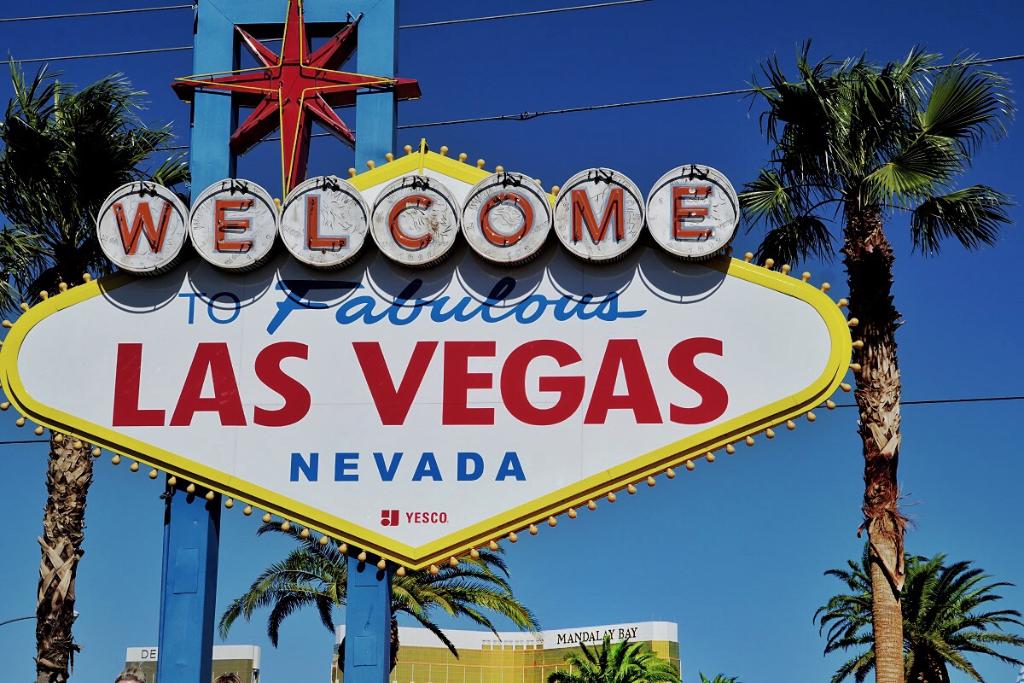 MandalayBay's tweet photo. Retweet if your #Vegas countdown is less than 30 days. https://t.co/tm8n19S4z2