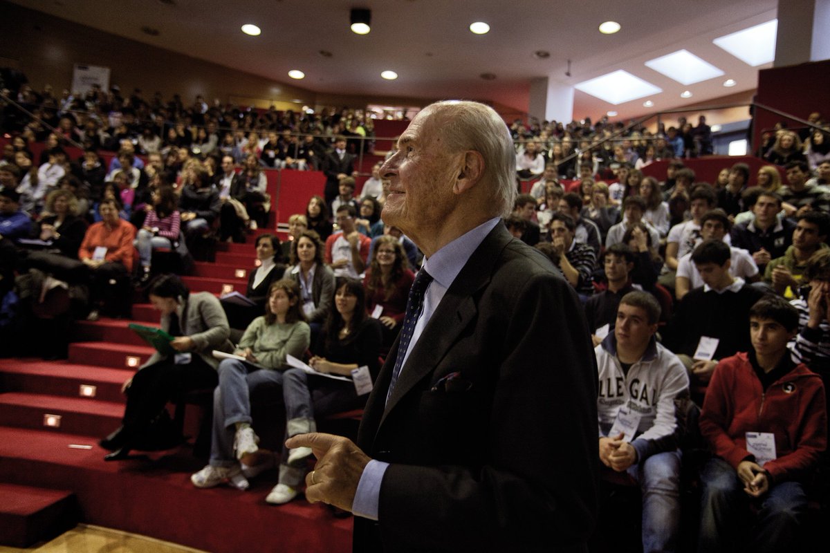 "Andate avanti perché il mondo ha bisogno di scienza e di ragione". Grazie per averci lasciato grandi obiettivi da raggiungere #GrazieProf