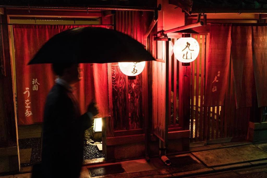 Lifesauntering's tweet photo. The Gion district, in Kyoto, is home to the geikos. I find it s charming place after sunse… https://t.co/kxv33xih1e https://t.co/88x0drtd9w