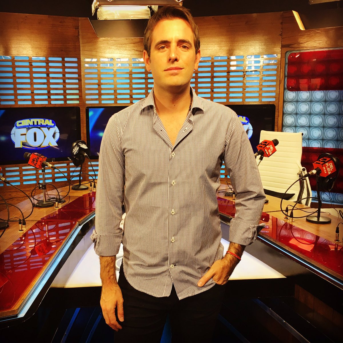 Ya estamos al aire en #FoxSportsRadio <a href="/FOXSportsArg/">Fox Sports Argentina</a> c un invitado especial p la gente de River... Siempre junto a <a href="/devreoficial/">Devré</a> #EstiloDevré