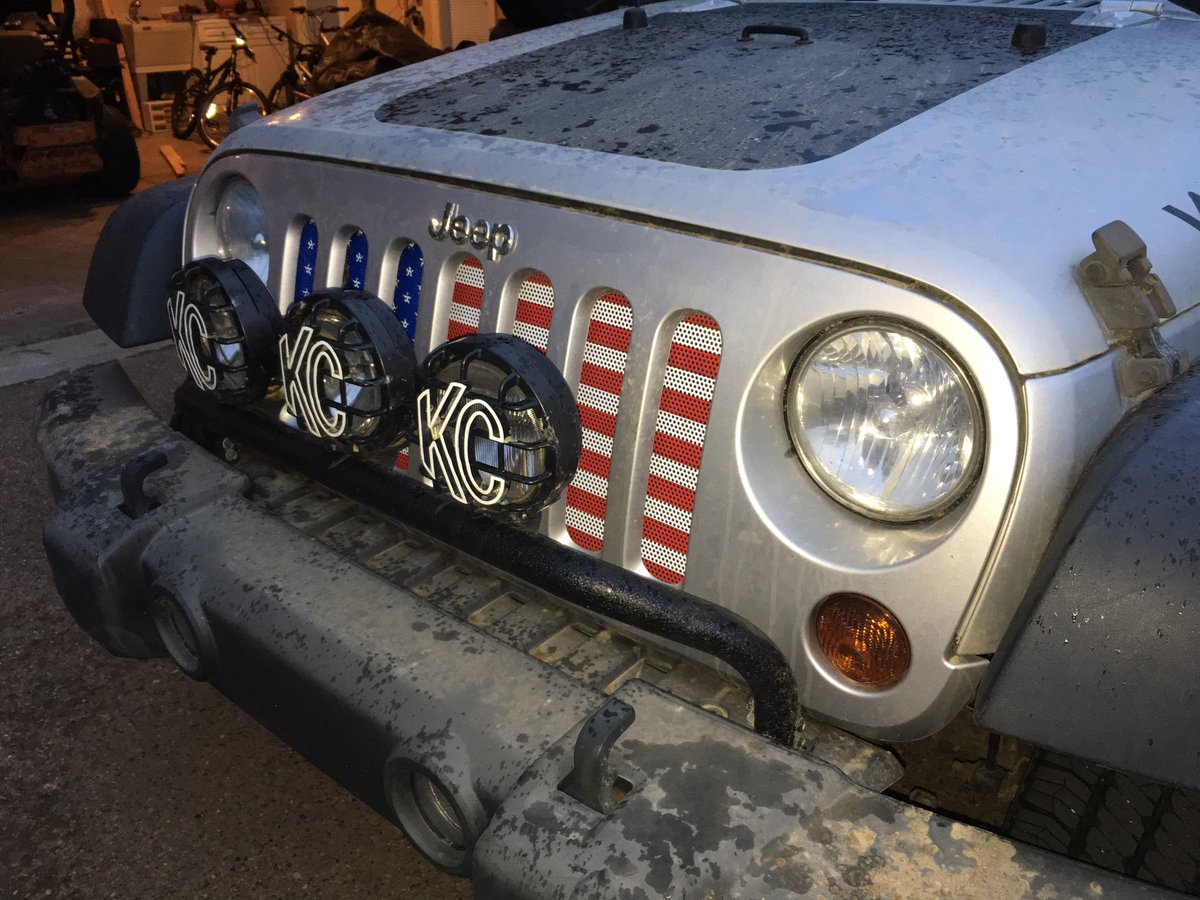 Red, white, and better than you😝 #Jeep #OIIIIIIIO