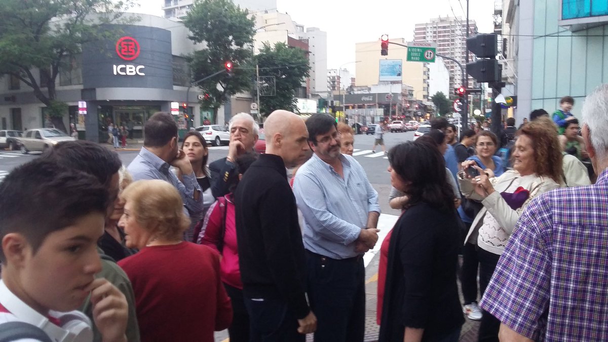 angeloanyelo's tweet photo. #con el jefe de gobierno #alejandroayelo caminando  #villaurquiza #comuna12 #escuchandoalosvecinos #@horaciolarreta https://t.co/j7fZMkSRlm