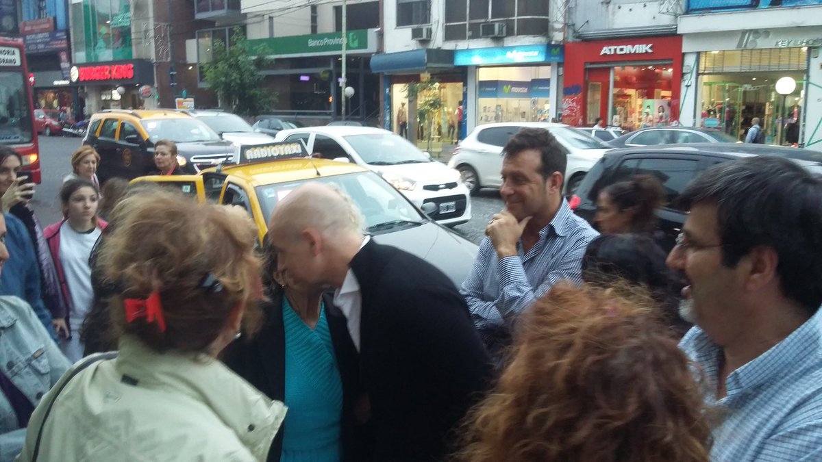 angeloanyelo's tweet photo. #con el jefe de gobierno #alejandroayelo caminando  #villaurquiza #comuna12 #escuchandoalosvecinos #@horaciolarreta https://t.co/j7fZMkSRlm