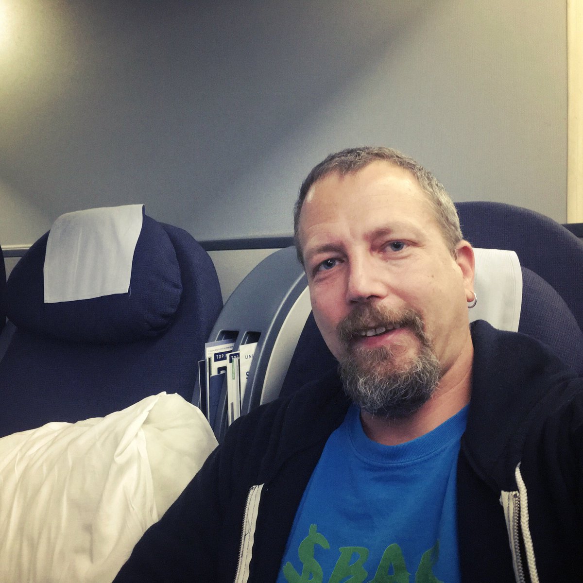 DragonBe's tweet image. Boarded @united flight UA950 IAD - BRU, sitting nice and comfortable in business class.  #travelmagic #tnphp16