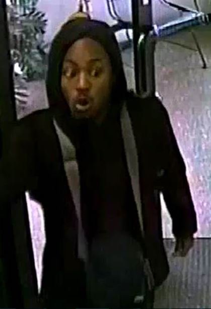 SLMPD's tweet image. Someone recognizes this bank robber! Let @STLRCS know @ 866-371-TIPS (8477). It&apos;s anonymous &amp;amp; you could be rewarded. ow.ly/EDGD305ZjcR