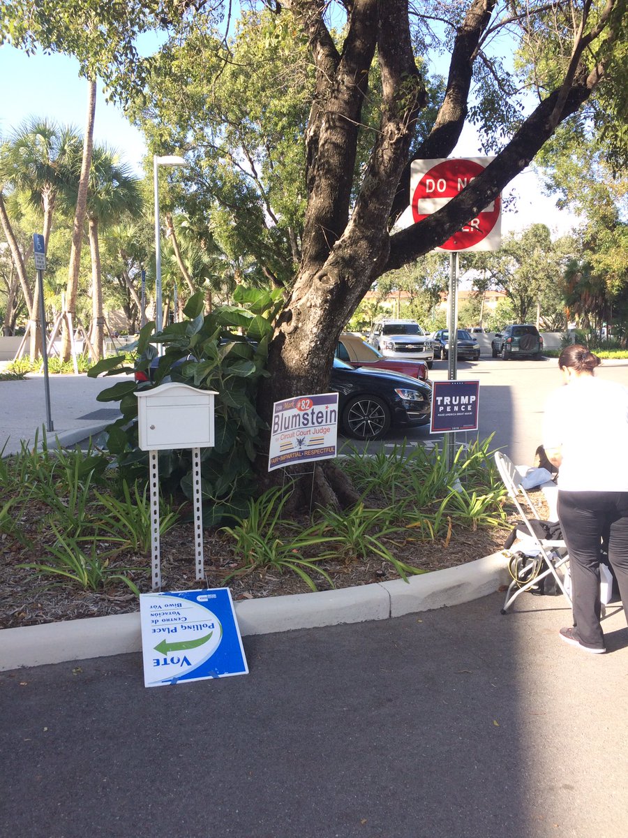 braziliangooner's tweet photo. No lines at 3 pm at the Northeast Dade-Aventura Branch Library. There were some campaign signs in front of the location. #ElectionDayU https://t.co/azO85iwLGb