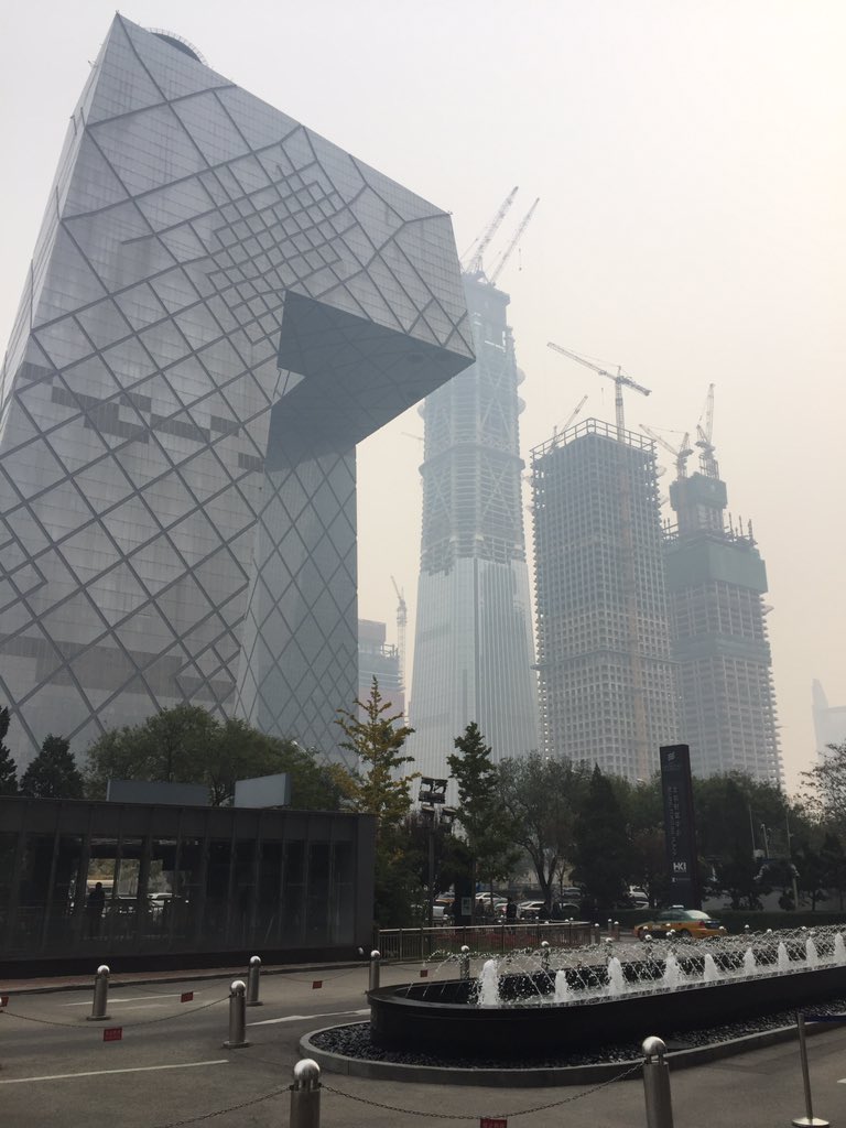 zerui's tweet image. 瞧这新学的构图，瞧我大天朝的China zun-skyscraper，瞧这浓浓的霾