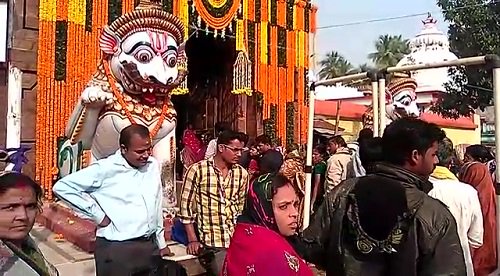 OdishaReporter's tweet photo. ରାଧାପାଦ ଦର୍ଶନ ପାଇଁ ସାକ୍ଷୀଗୋପାଳ ମନ୍ଦିରରେ ଶ୍ରଦ୍ଧାଳୁଙ୍କ ଭିଡ଼ #Odisha #Radhapada
https://t.co/yiUyMCPe1K https://t.co/kBgbYGKjIh