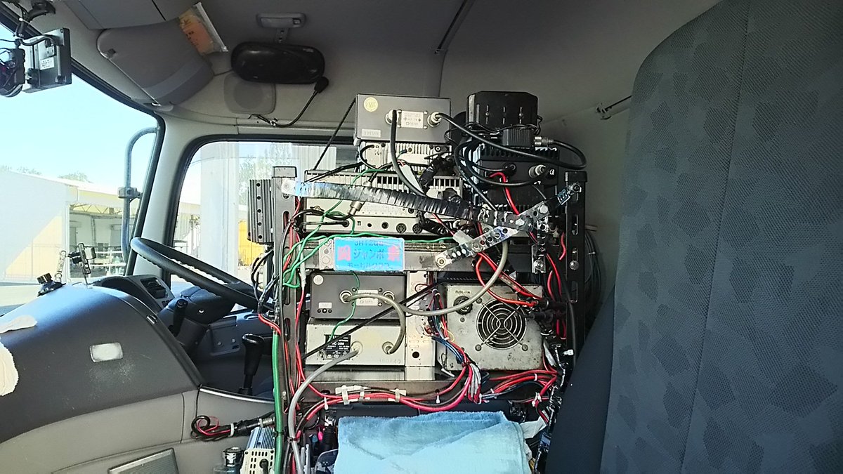 トラックの無線機のラックを整理して1段下げてみた。 安全窓は確認 