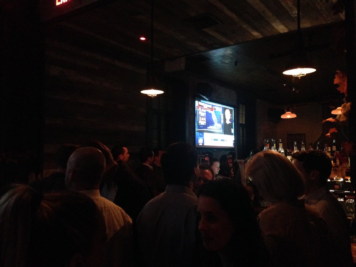 JulienJeff's tweet photo. Les jeunes Républicains de NYC croisent les doigts pour #DonaldTrump #USElection2016 https://t.co/PAxwpMOA9P