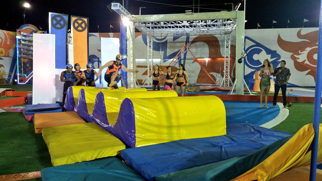 RTS_CombateEc's tweet photo. El tercer juego de la noche es "Cornetazo Extramo". ¿Qué equipo se lleva estos puntos? #CombateX https://t.co/jlYkZsvUrv