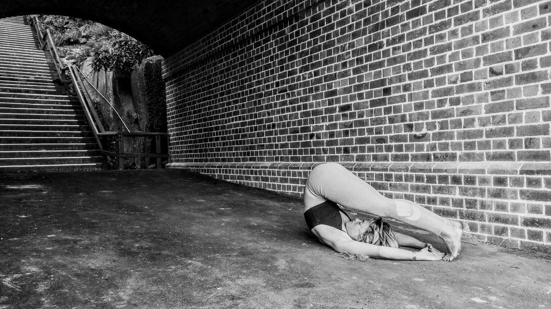 fluidsurfers's tweet photo. One of the best stretches to reverse paddling posture #fluidsurfer #surfing #stretching #surftraining #fitness #fitfam #paddling #movebetter https://t.co/6WrNUDo8Ws