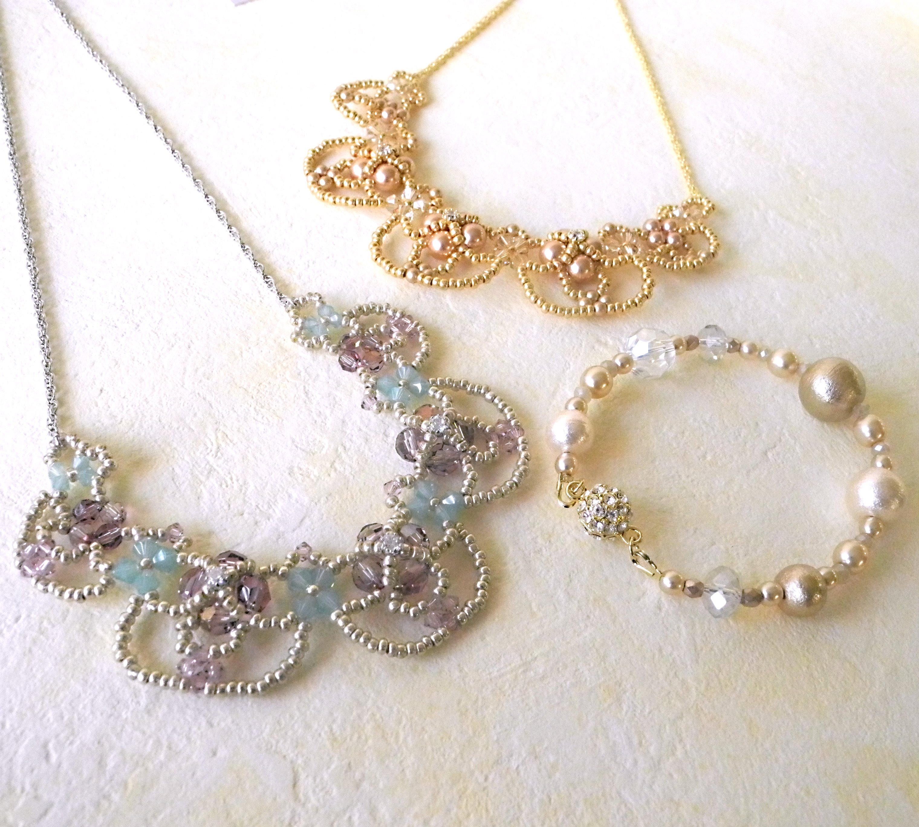 パーツクラブ ハンドメイドで作る ビーズアクセサリー テグスで編んで作るビーズネックレスは パール やスワロフスキー クリスタルでさりげない輝きを取り入れて パールブレスレットは ワイヤーに通すだけでとっても簡単 動画で作り方をご紹介中