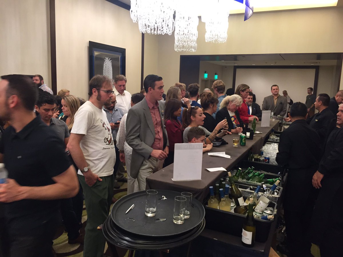 Gelöste Stimmung an der Party der Republikaner in Phoenix, langeSchlangen an der Bar bei den Demokraten. #USElection2016