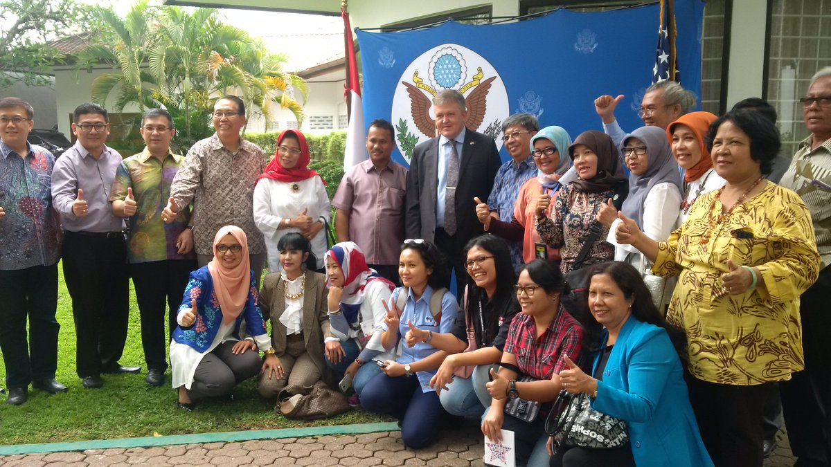 Konsulat Medan sedang menggelar acara Nobar #pemiluAS di kediaman #konsulASMdn Juha Salin bersama warga dan media.