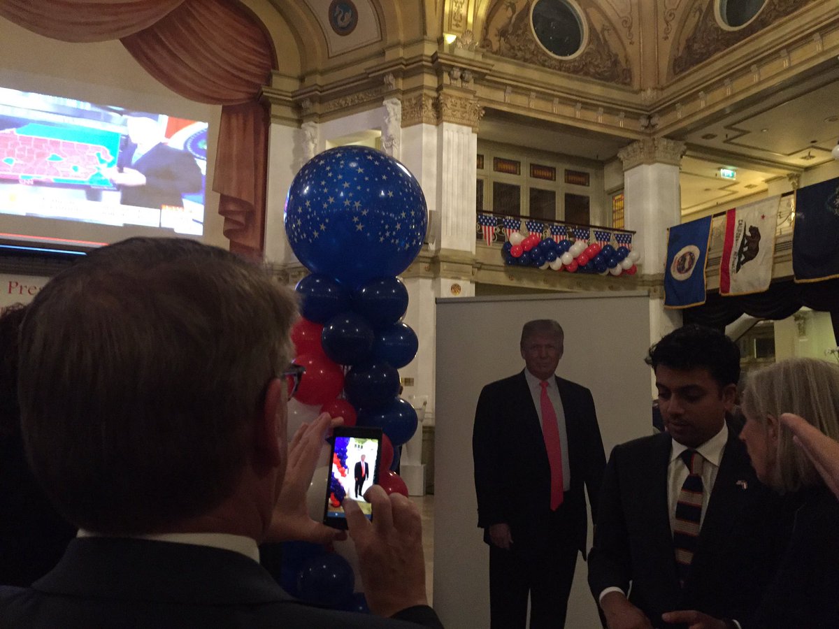 sanvansteen's tweet image. De broodjes en de koffie smaken de meeste aanwezigen toch minder lekker # 'WhosthePresidentBreakfast in het #Kurhaus, @DeOchtendvan4