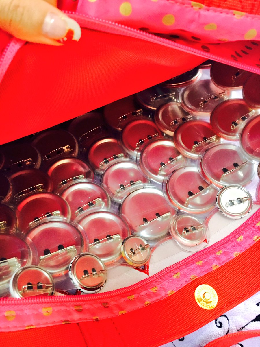 星月 既出だと思うけど スイマーのマイコレ使ってて缶バッジ付けにくい って方にオススメです B4のクリアファイルに 缶バッジを刺してそのままバッグへin バッグに穴も開かないし 整列しやすかったです 他の痛バにも応用できるかと W 私 星月 既出だと思うけど スイマーのマイコレ使ってて缶バッジ付けにくい って方にオススメです B4のクリアファイルに 缶バッジを刺してそのままバッグへin バッグに穴も開かないし 整列しやすかったです 他の痛バにも応用できるかと W 私