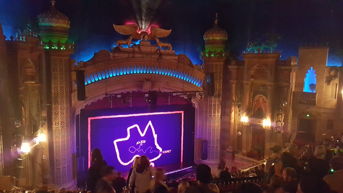 Vilzz's tweet photo. #stageshow #musical #priscilla https://t.co/VWsYAMygpQ