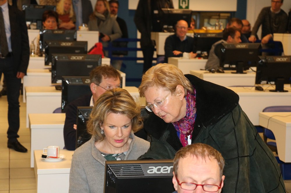 Radio2WVL's tweet photo. Koningin #Mathilde koopt tong met elektronisch systeem Vlaamse #Visveiling Zeebrugge. @Port_Zeebrugge @StadBrugge. https://t.co/VOejIeipEl