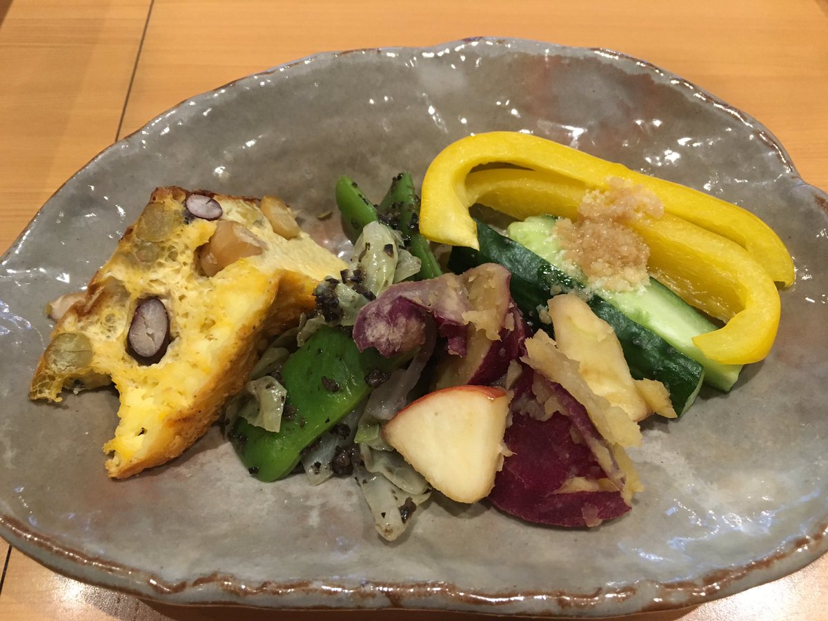 Kirara 中目黒 V Twitter 今日のお任せ お豆とチーズのオムレツ 緑野菜のオリーブ和え サツマイモとリンゴのメープルマリネ 野菜スティック 自家製味噌 チーズディップ 18時 21時半までお取り置きできますので ご連絡お待ちしております