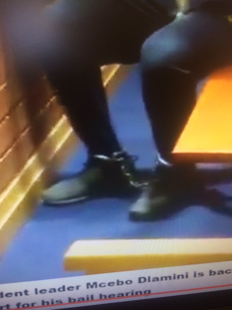 tumisole's tweet image. #FeesMustFall2016 #Fees2017 #FreeMceboDlamini #mcebodlamini 
They even chained him! Sies⤵️