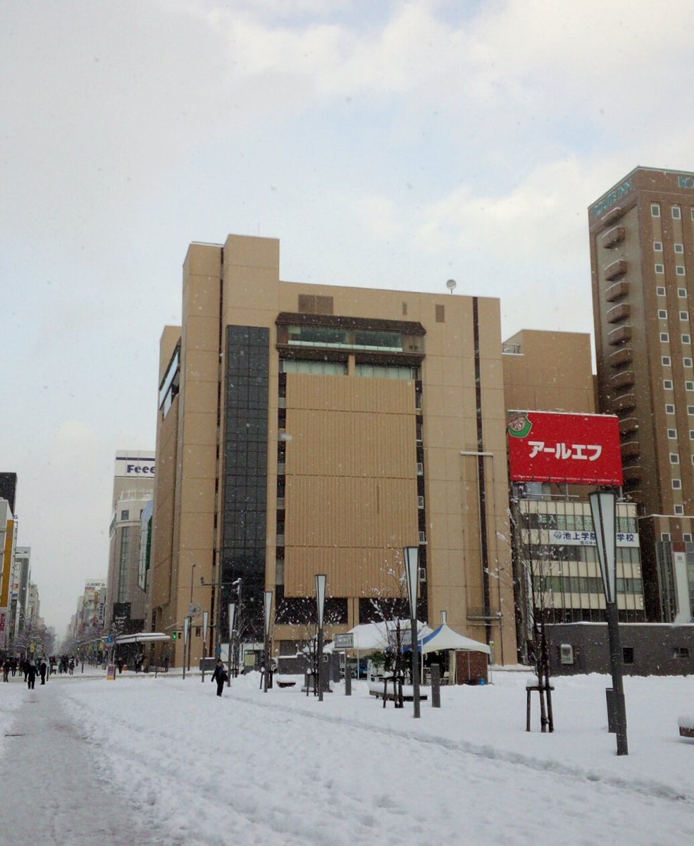 C Tomohiro Ar Twitter 西武旭川店跡 屋上の看板は取り外され 連絡橋も取り壊しの準備が始まっていました つd 西武旭川店 旭川