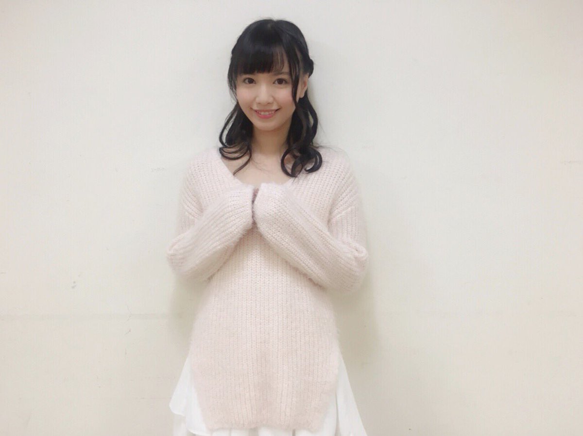 柔らかそうな服装の山根千佳の画像