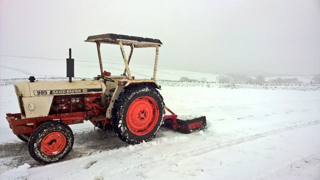 Dalesbrad007's tweet image. Snow clearing #AstonMartinDB995 so milk tanker has an uneventful drive down farm track!!... #farm365