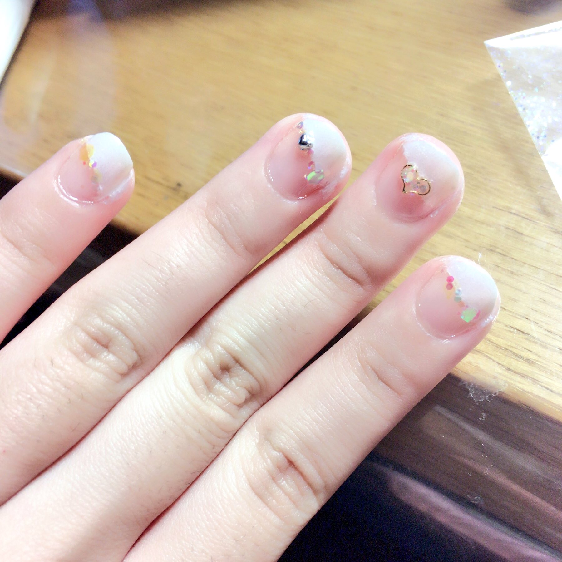 ぬこみかん 仕事先であまりにもネイルサロン 行かないの って聞かれるからどの位の値段なのかな って調べたらめちゃくちゃ高かったんで 自作初ネイル W あれ 私才能あるんじゃね 自画自賛 爪長いとすぐ切りたくなるから短い W